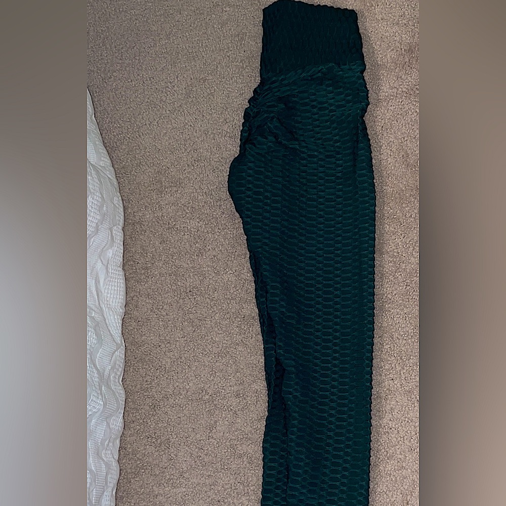 TIKTOK SCRUNCH BUTT LEGGINGS. Dark green. WORN ONLY ONCE